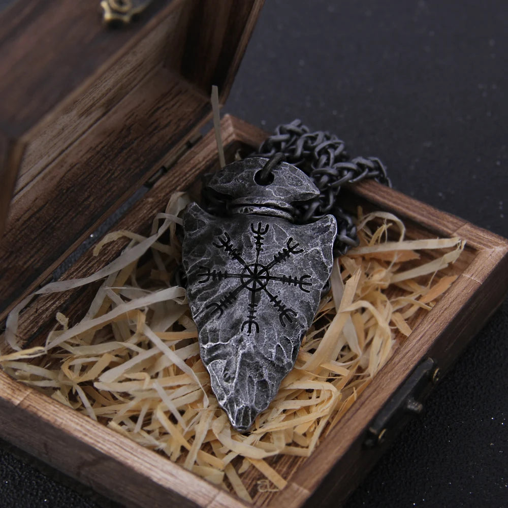 Collier Flèche du guerrier celte en pendantif argenté avec symbole nordique, présenté dans une boîte en bois.