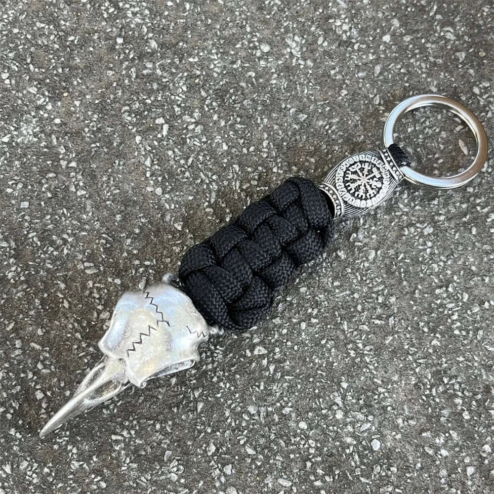 Porte clé crane de corbeau avec paracorde robuste, design Viking, style unique et audacieux.