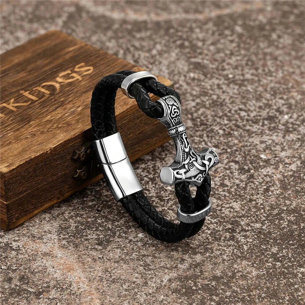 Bracelet de Thor en cuir noir avec pendentif en argent, robuste et stylé, disponible en plusieurs tailles.