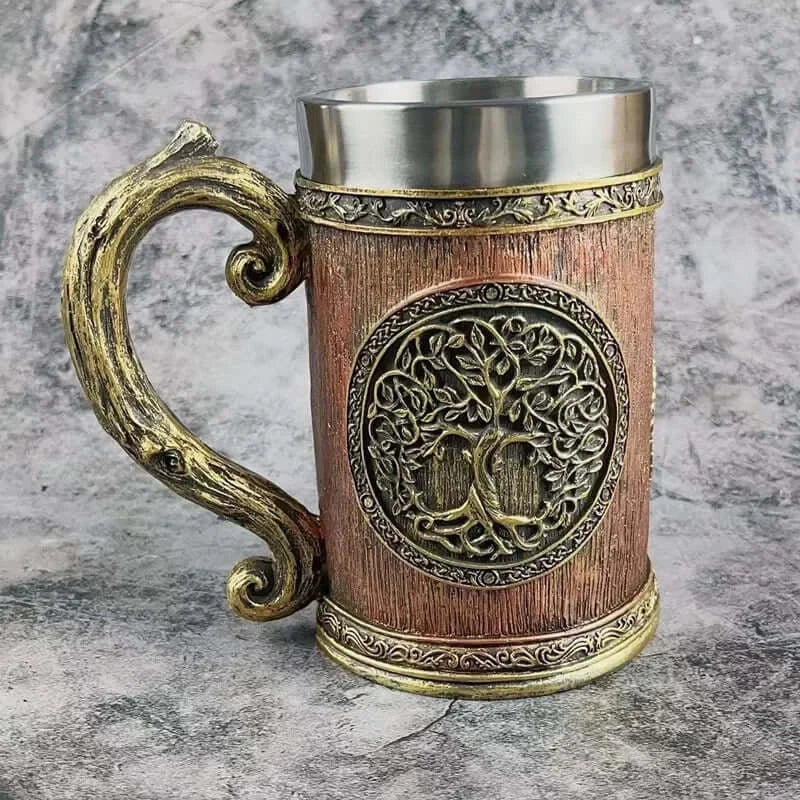 Le mug à bière arbre de vie avec un design décoratif en relief et une poignée sculptée.