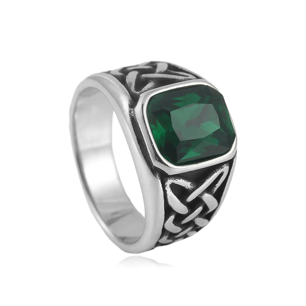 L'anneaux du chevalier en argent avec pierre verte, design celtique élégant et unique.