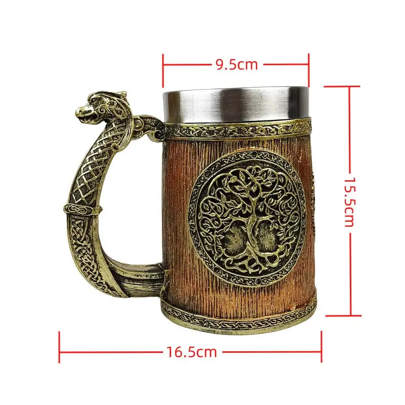 Mug à bière arbre de vie avec design celtique, détail dragon et dimensions: 16,5x15,5 cm.