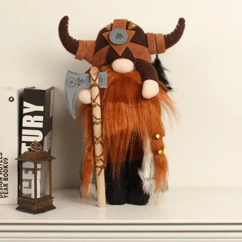 Peluche viking en coton avec casque, barbe, hache et équipement détaillé, parfaite pour les fans d'histoire.