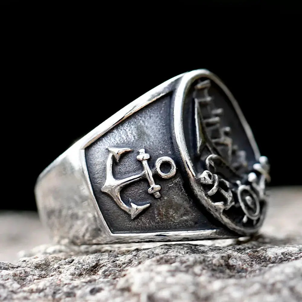 La bague du marin en acier inoxydable, détail de l'anneau avec ancre, parfait pour les aventuriers.