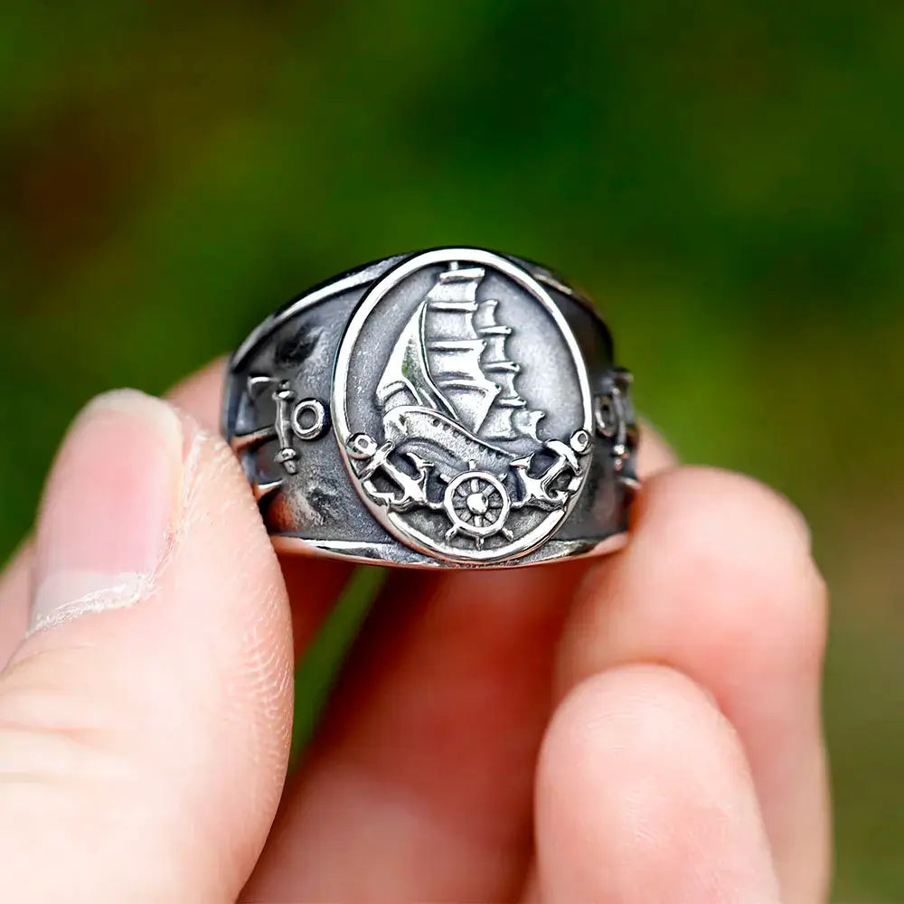 Bague en acier inoxydable avec motif de navire, symbole d'aventure pour les marins et voyageurs.
