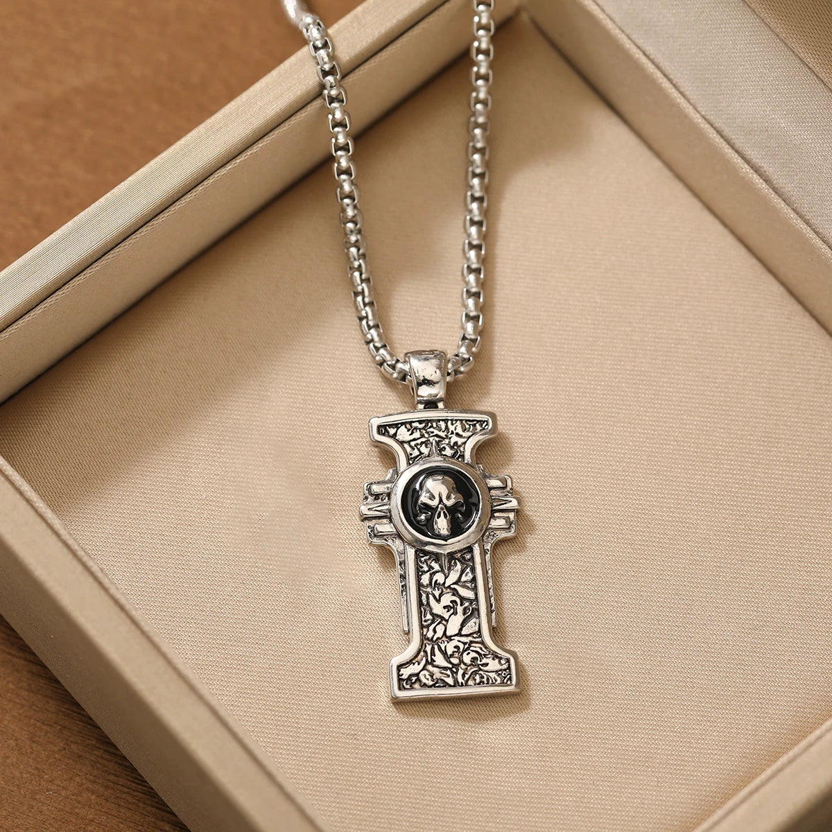 croix gothique avec sa chaine