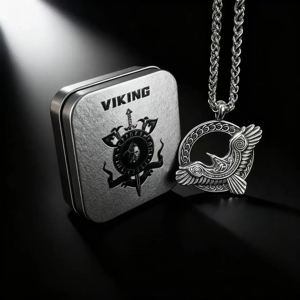 Collier Corbeau d'Odin, bijou viking avec boîte en métal, symbole de pouvoir et de mythologie nordique.