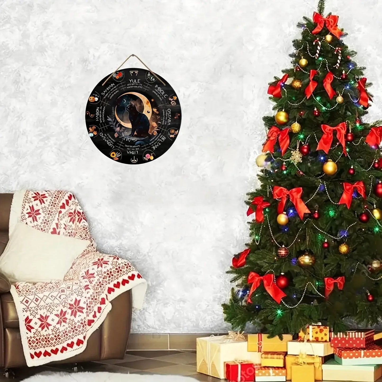 Calendrier wicca du chat noir décorant un mur près d'un sapin de Noël avec des cadeaux.