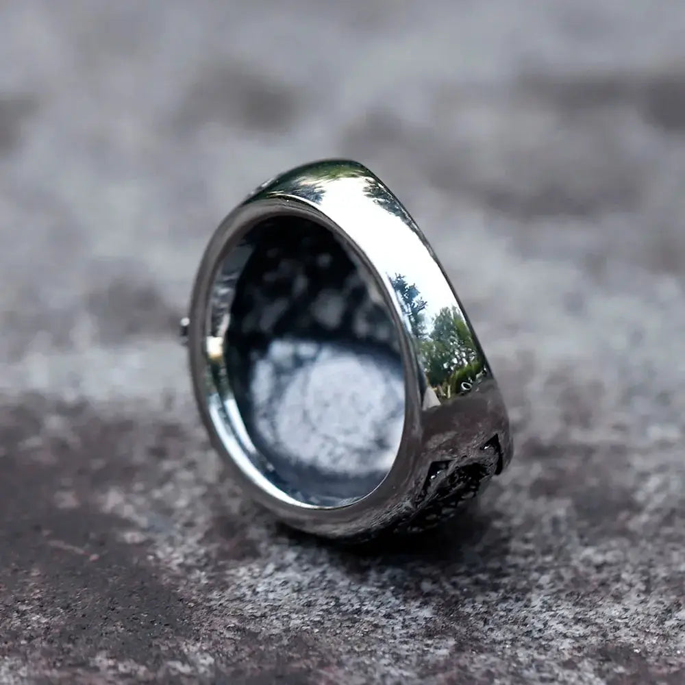 bague du sorcier en acier titane vue de profil mettant en évidence son design élégant et robuste