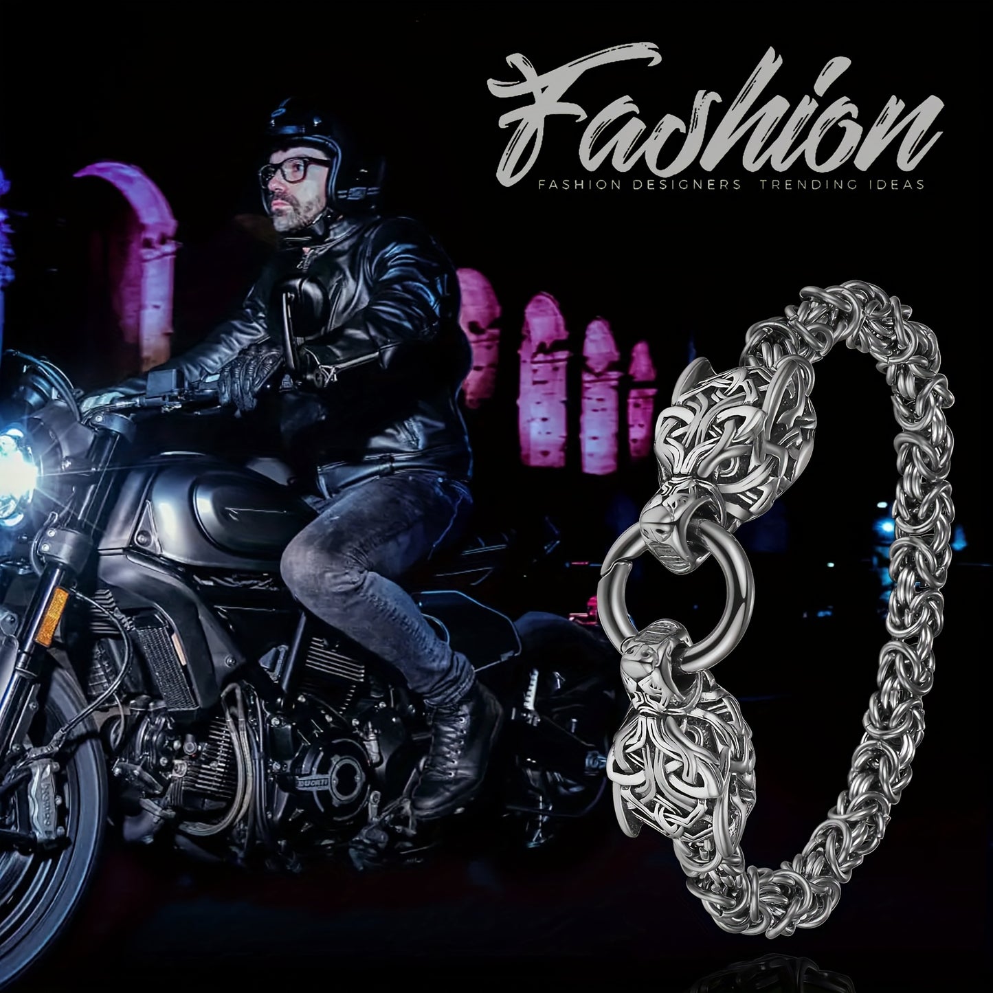 Bracelet viking tête de loup en acier inoxydable porté par un motard sur une moto dans un cadre nocturne.