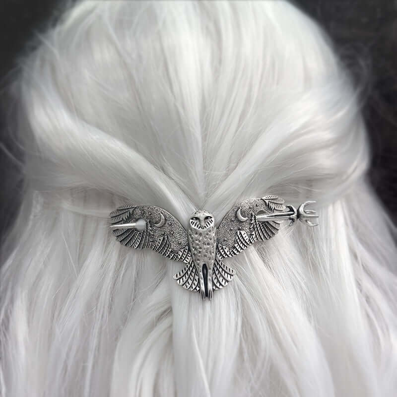 la barrette hibou celte fixée sur vos cheveux, mettant en valeur son design inspiré du hibou.