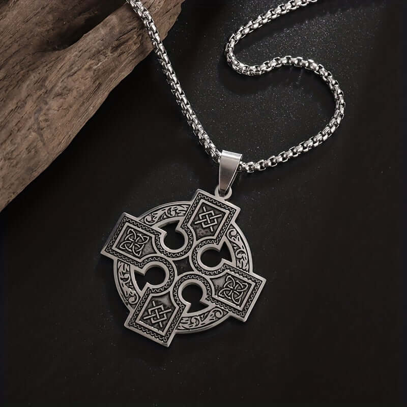 pendentif croix noeud celtique en acier inoxydable, design celtique élégant pour homme.