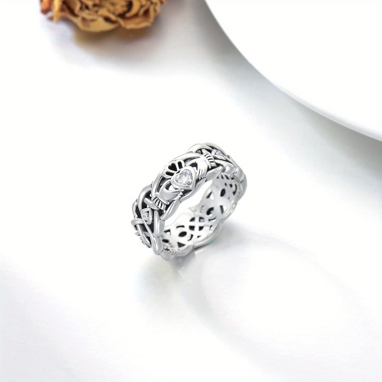 bague Claddagh pour femme en argent 925 avec finition platine et design celtique vintage-chic
