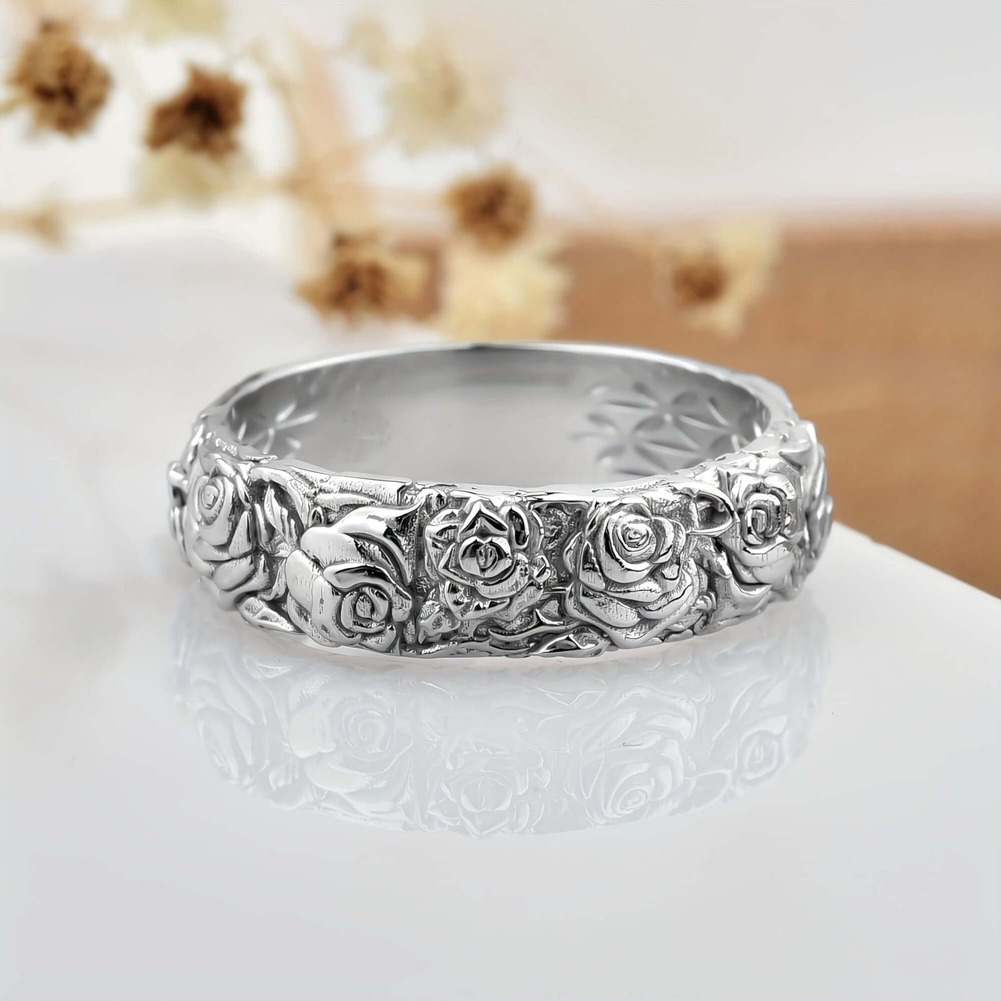 bague vintage roses en argent avec motif floral, bijou élégant idéal pour occasions spéciales.