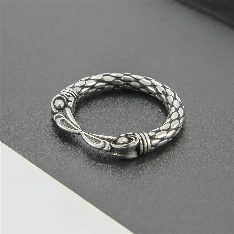 Bague bec d'aigle celte en acier inoxydable avec design détaillé, symbolisant force et héritage.