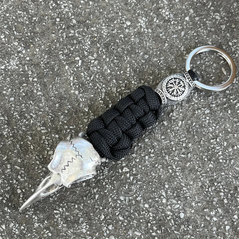 Porte clé crane de corbeau avec paracorde robuste, design Viking, style unique et audacieux.