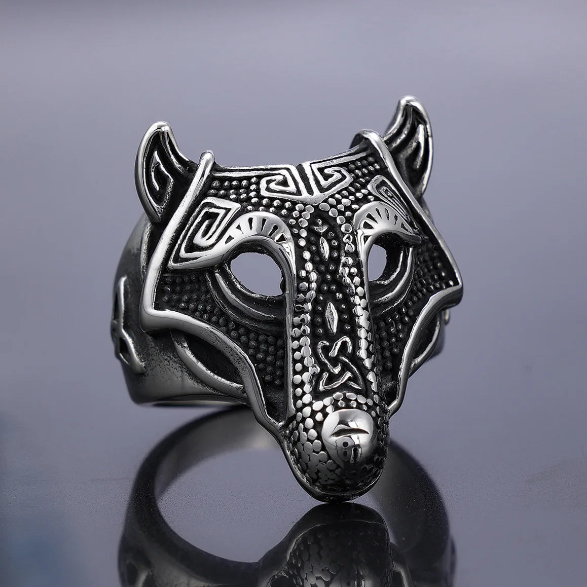 Bague en argent représentant un loup, détail artistique, la bague du loup.