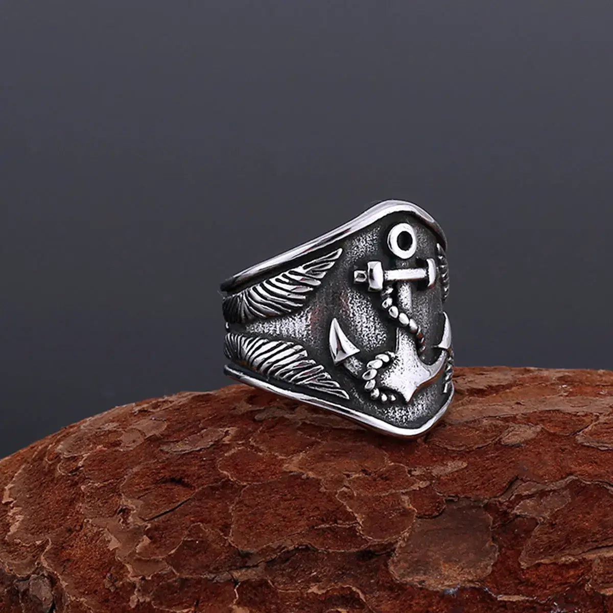 La Bague du Marin capture l'esprit indomptable des navigateurs nordiques avec son ancre imposante gravée en acier inoxydable. 