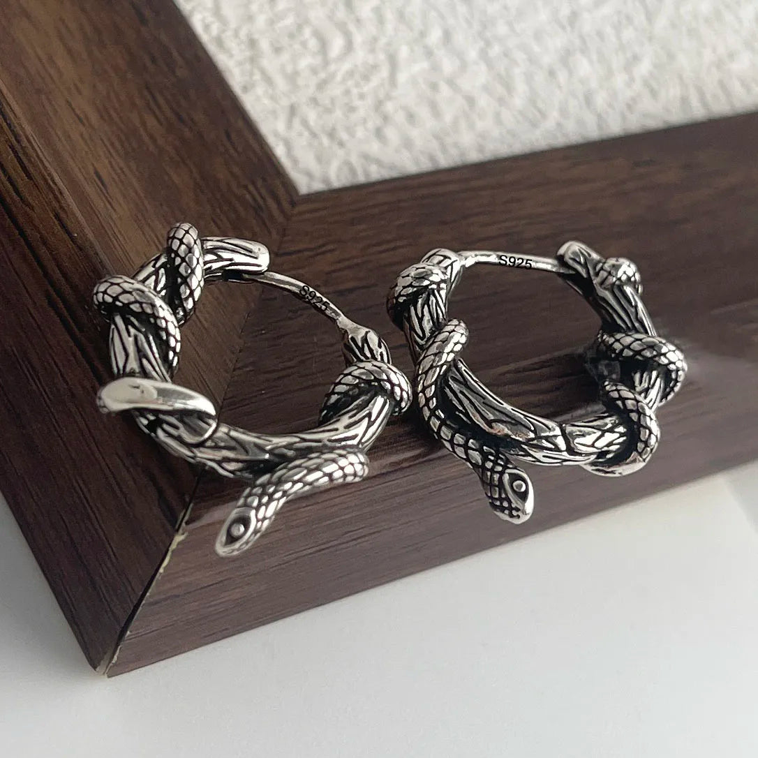 Boucle d'oreille serpent en argent au design géométrique, hypoallergéniques et sans nickel ni plomb.