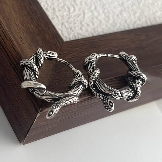 Boucle d'oreille serpent en argent au design géométrique, hypoallergéniques et sans nickel ni plomb.