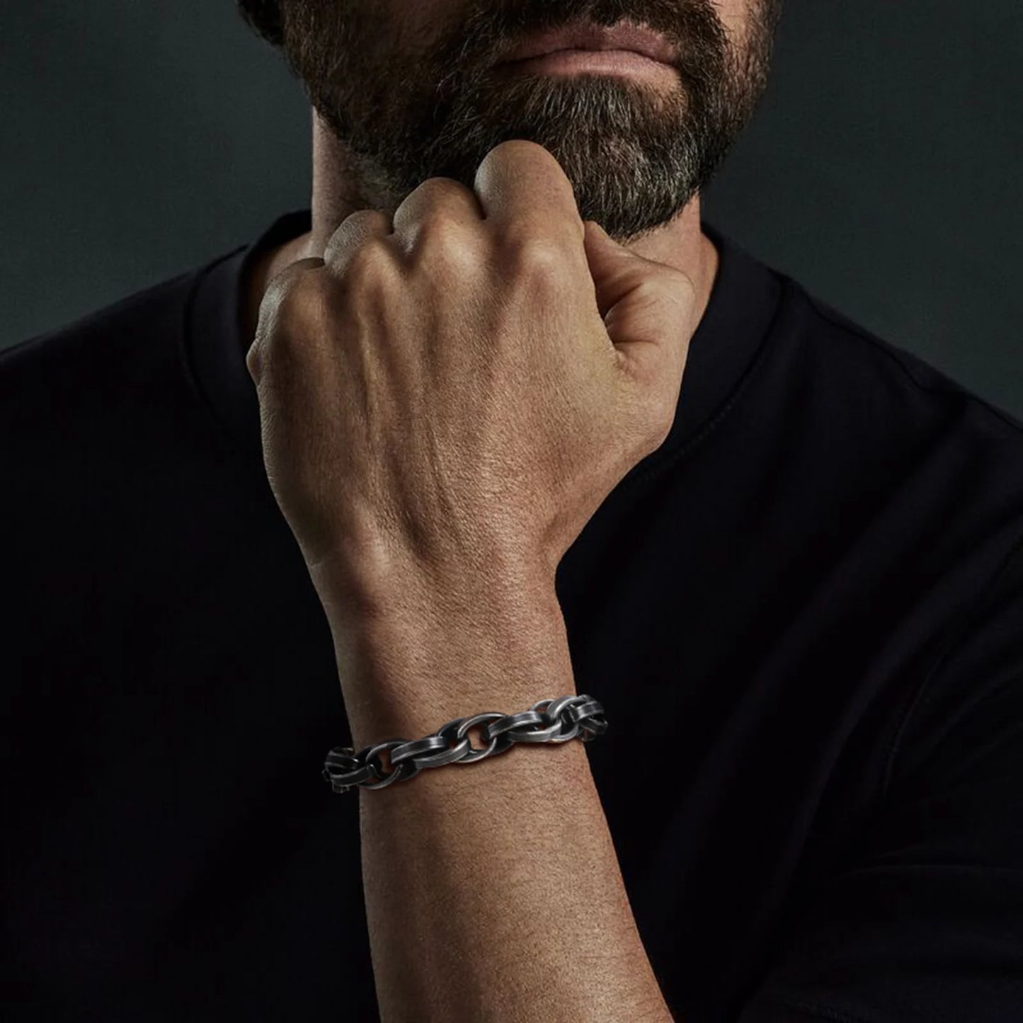 Homme montrant un bracelet chaine viking en acier inoxydable sur son poignet.