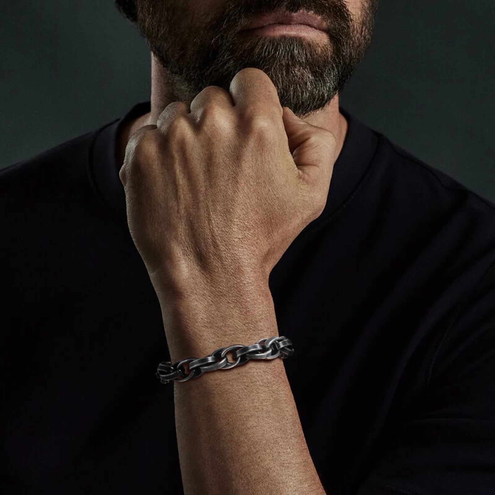 Homme montrant un bracelet chaine viking en acier inoxydable sur son poignet.