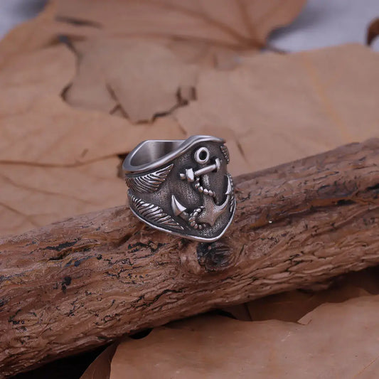 La Bague du Marin capture l'esprit indomptable des navigateurs nordiques avec son ancre imposante gravée en acier inoxydable. 