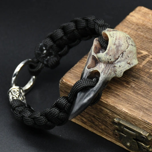Bracelet viking corbeau avec un crâne en pierre et tressage noir, parfait pour les passionnés de culture nordique.