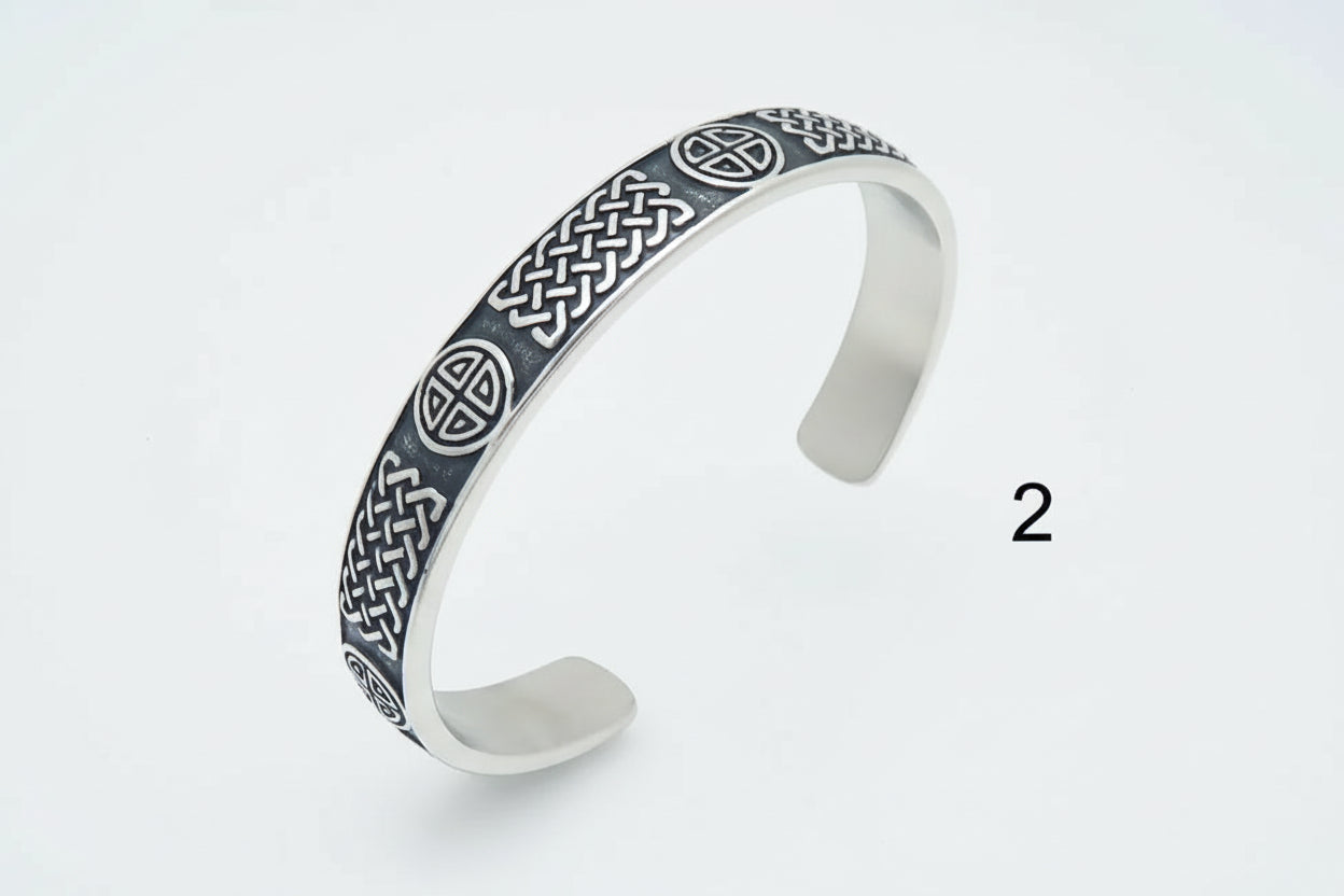 Bracelet celtique homme en acier inoxydable avec motifs géométriques celtes, bijou moderne et symbolique.