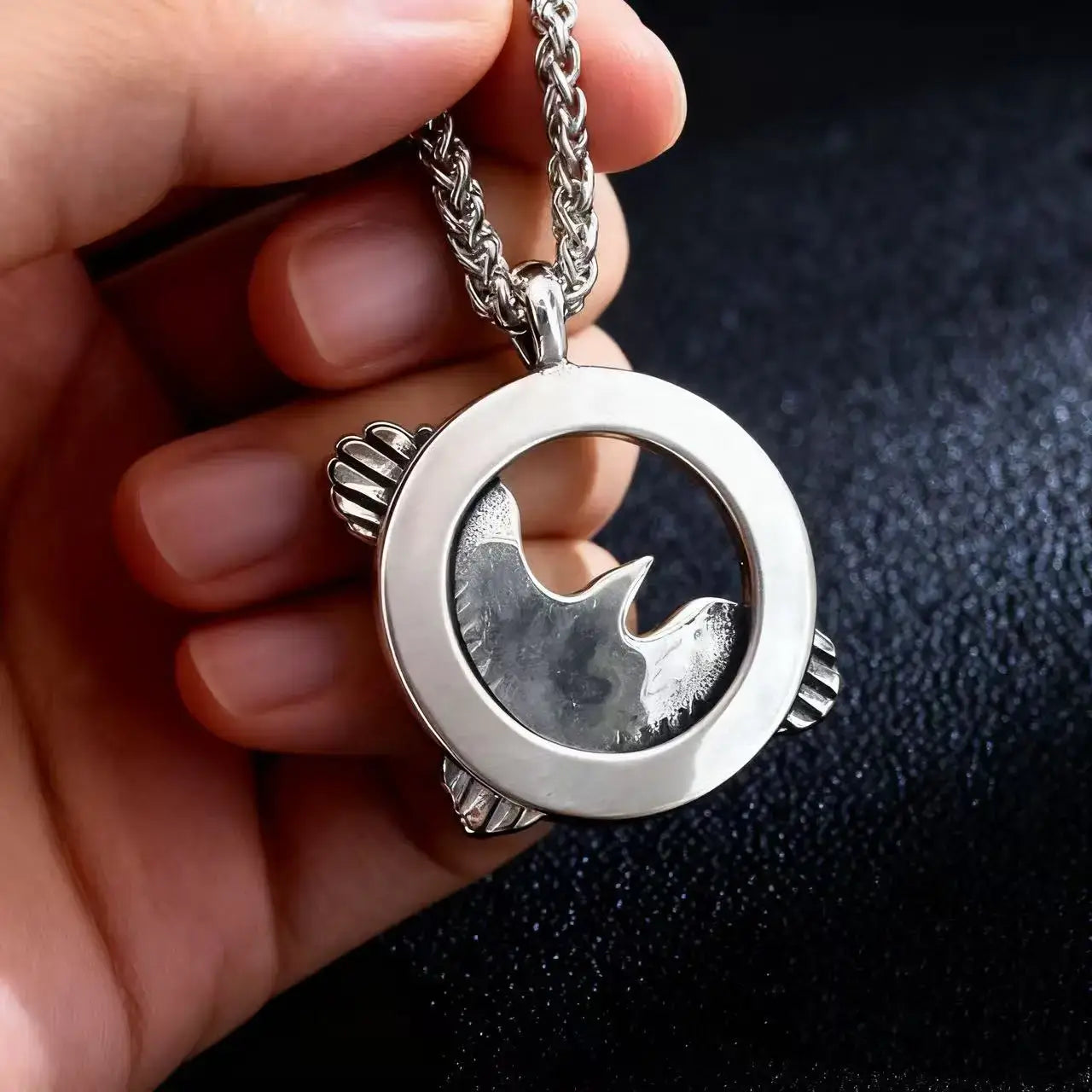 Collier Corbeau d'Odin en argent avec pendentif représentant un corbeau mythologique.