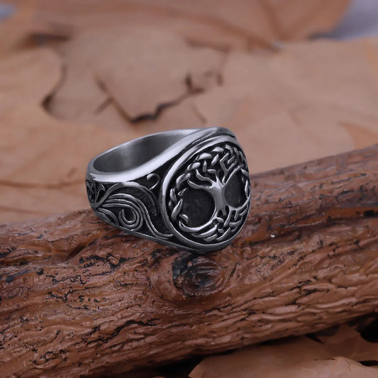 Chevalière celtique de l'arbre de vie en acier inoxydable avec motif d'arbre gravé sur bois.