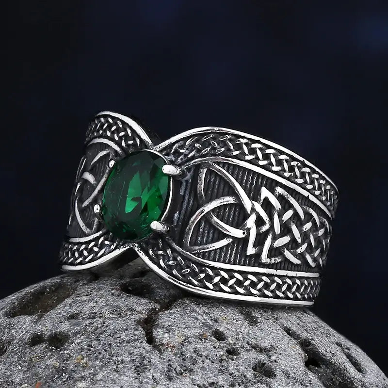 bague du sorcier en acier inoxydable avec zirconium vert sur fond noir