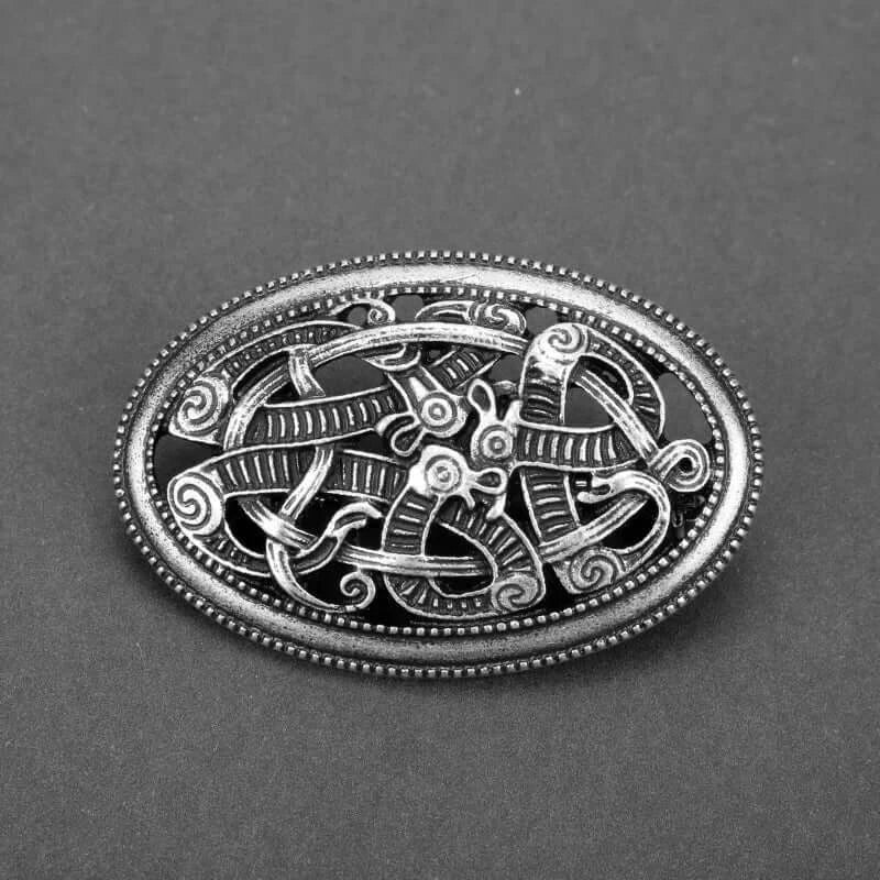 Broches vikings en métal, design complexe avec motifs celtiques, accessoires audacieux pour un style affirmé.