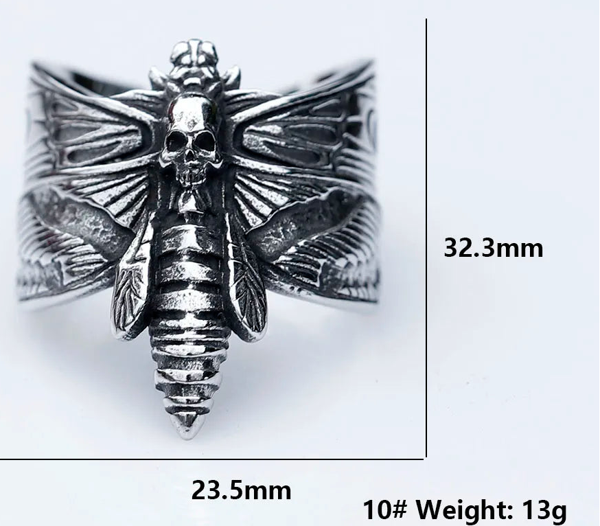 Bague sphinx tête de mort en acier titane, design audacieux avec motif insecte et crâne.