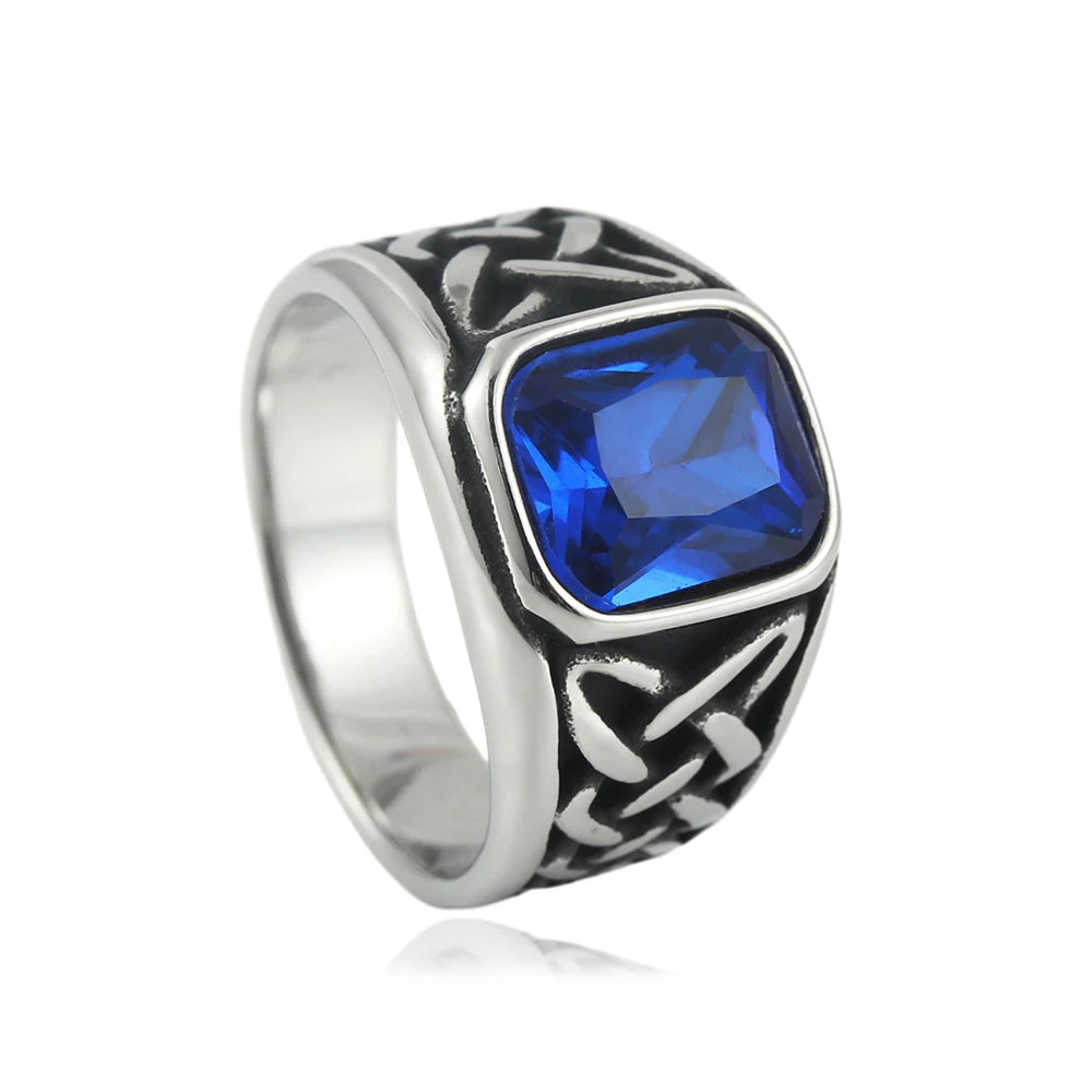 L'anneaux du chevalier en argent avec un grand saphir bleu et un motif celtique élaboré.