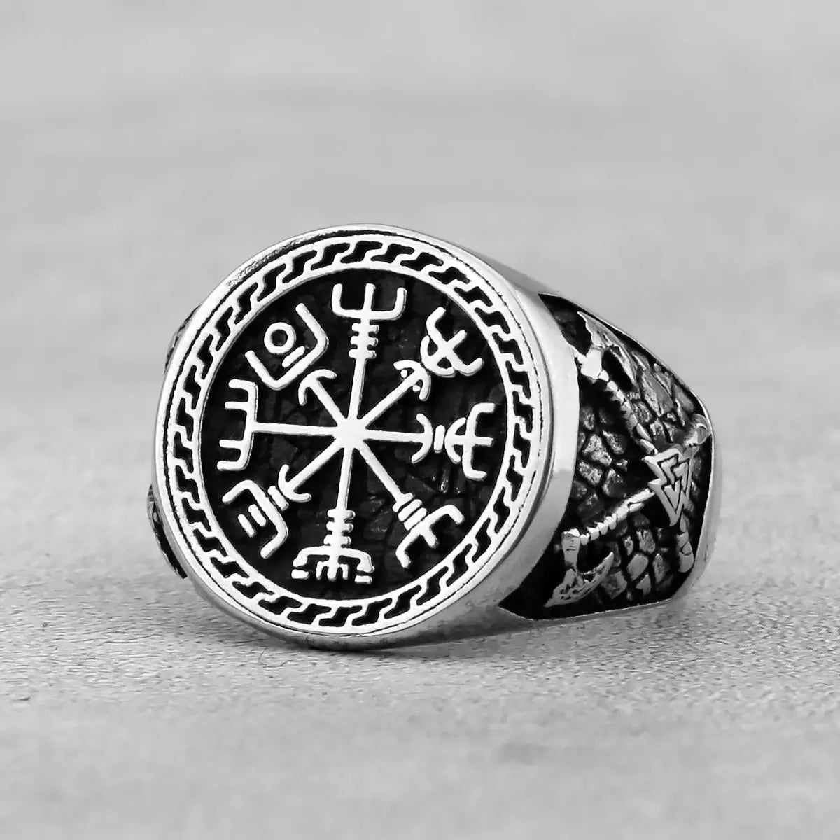 Bague runique viking avec symbole Vegvisir, élégante et chargée d'histoire, parfaite pour les amateurs de culture nordique.