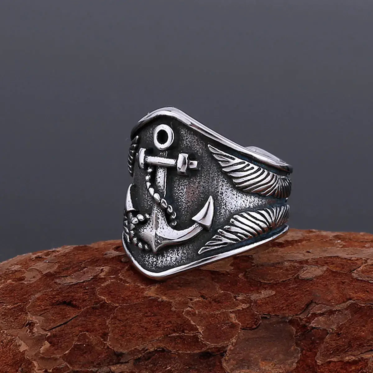 La Bague du Marin capture l'esprit indomptable des navigateurs nordiques avec son ancre imposante gravée en acier inoxydable. 