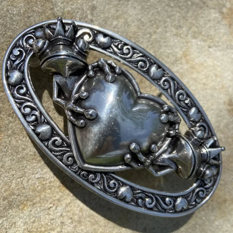 boucle de ceinture celtique grenouille en métal avec un motif de cœur et des couronnes