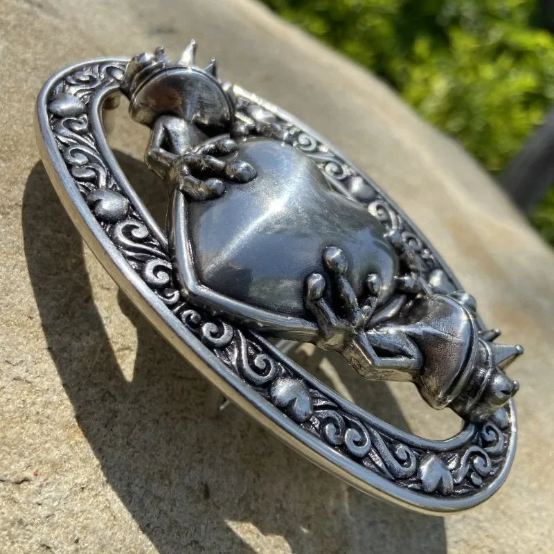 boucle de ceinture celtique grenouille ornée d'un cœur avec des détails complexes en métal