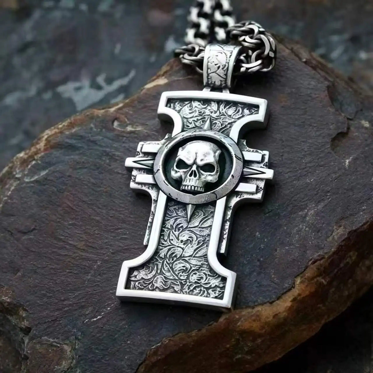 croix gothique avec sa chaine