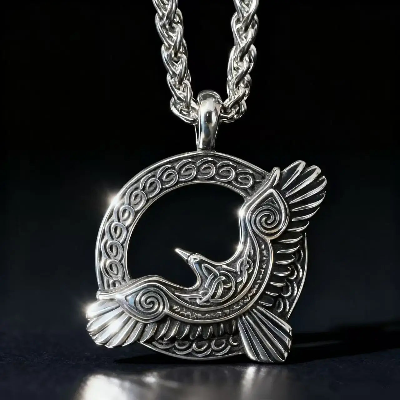 Collier Corbeau d'Odin en argent avec pendentif détaillé et chaîne tressée, symbole de pouvoir et de mythologie nordique.