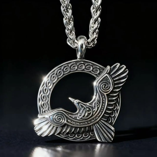 Collier Corbeau d'Odin en argent avec pendentif détaillé et chaîne tressée, symbole de pouvoir et de mythologie nordique.