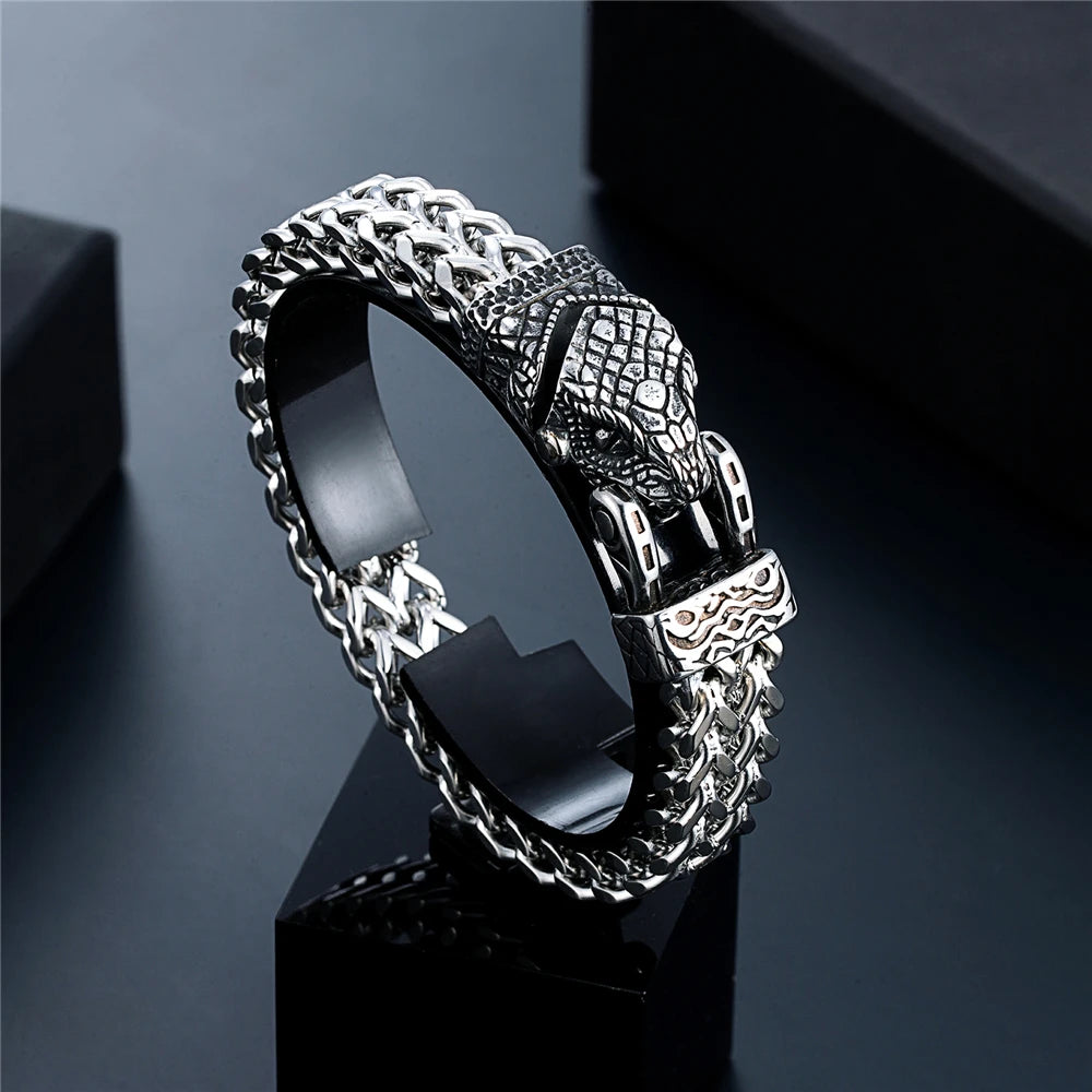 Bracelet animaux celtes en métal argenté avec design animaliste sophistiqué et détails embellis.