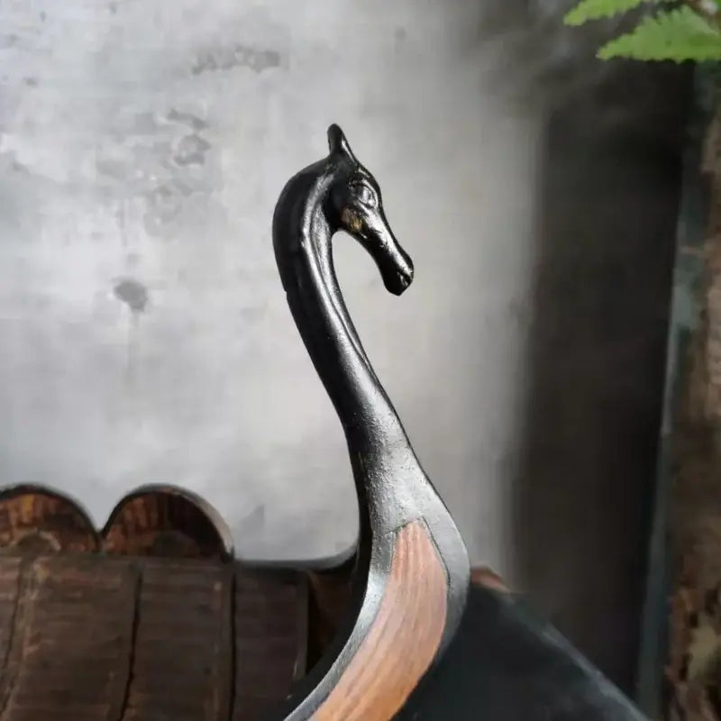 Ornements de bureau en résine - LE drakkar Viking, vue de profil de la proue d'un drakkar en résine.