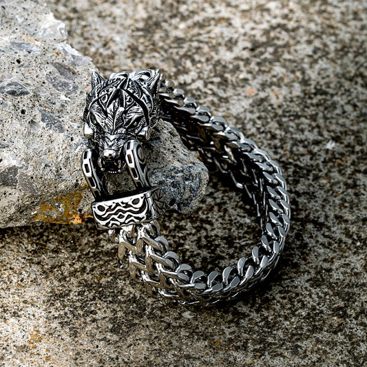 Bracelet animaux celtes en acier avec motif de loup, détail sur pierre, design unique et sculpté.