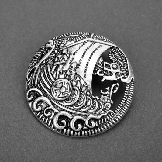 Broches vikings en métal avec un motif de bateau drakkar et des vagues.