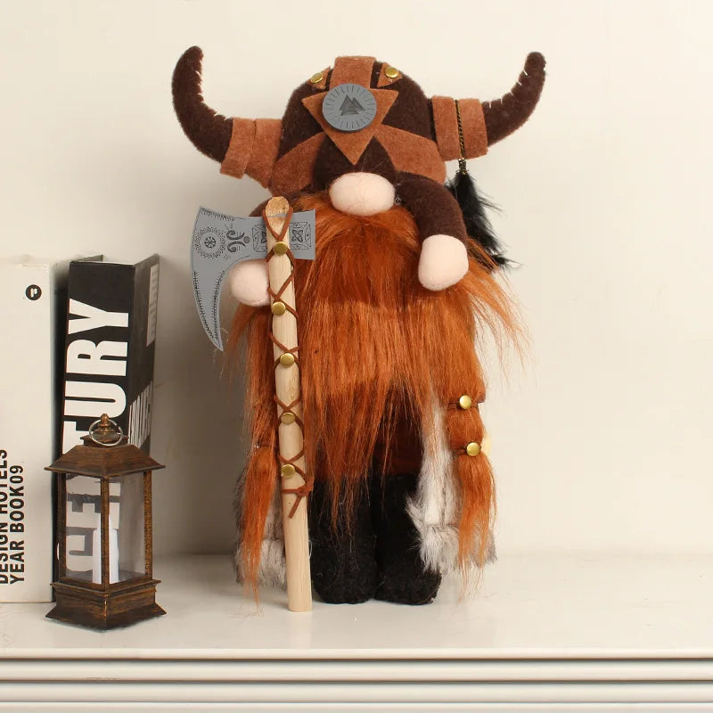 Peluche viking en coton avec casque, barbe, hache et équipement détaillé, parfaite pour les fans d'histoire.