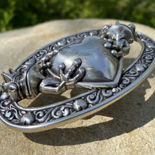 Boucle de ceinture celtique grenouille en alliage métallique avec motif de cœur et grenouilles entrelacées.