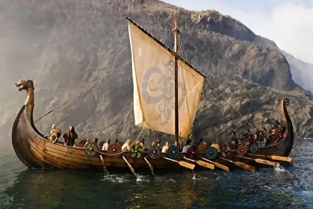 Ornements de bureau en résine - LE drakkar Viking, un drakkar viking naviguant sur des eaux calmes.