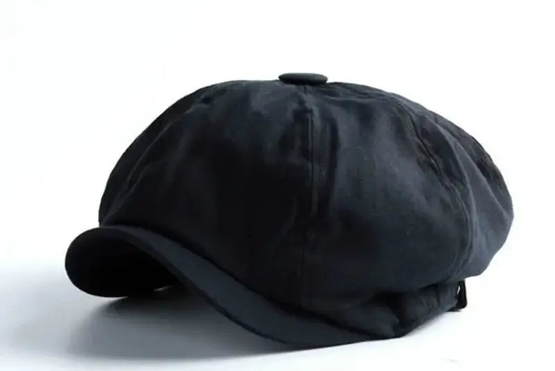 Casquette gavroche noire vue de côté sur fond blanc, style élégant et vintage pour toutes occasions.